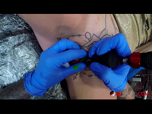 ❤️ Extreem getatoeëerde hottie Sully Savage kreeg een tatoeage op haar clitoris ❌ Sluts at us nl.corona-pass.ru ﹏
